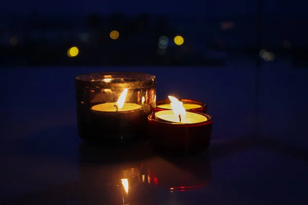 Três Velas Acesas Criam Uma Atmosfera Romântica Fundo Noite Luz — Fotografia de Stock