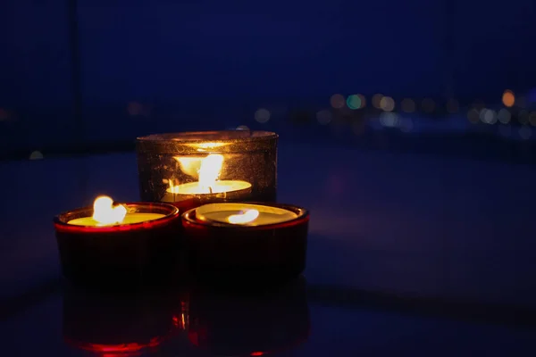 Τρία Αναμμένα Κεριά Δημιουργούν Μια Ρομαντική Ατμόσφαιρα Στο Παρασκήνιο Φως — Φωτογραφία Αρχείου