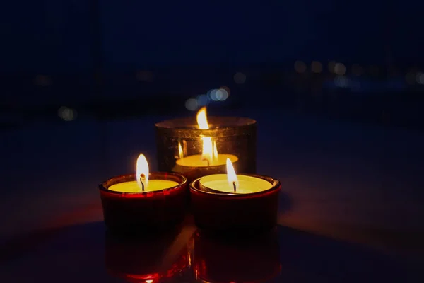 Três Velas Acesas Criam Uma Atmosfera Romântica Fundo Noite Luz — Fotografia de Stock