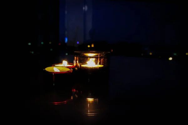 Три Зажжённых Свечи Создают Романтическую Атмосферу Заднем Плане Ночной Городской — стоковое фото
