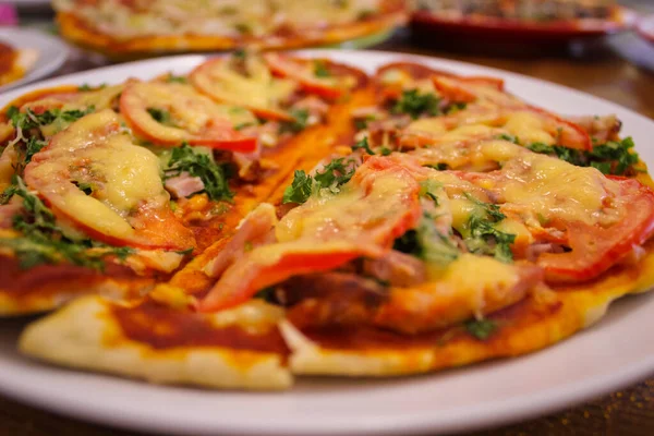 Delicious Fresh Homemade Pizza Tomato Ham Closeup Phot — Stock Photo, Image