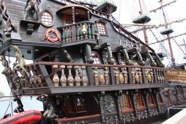 Gdynia, Polonya - 07 Mayıs 2014: Rıhtımda ilginç bir gemi. Gezi gemisi ve restoranı.