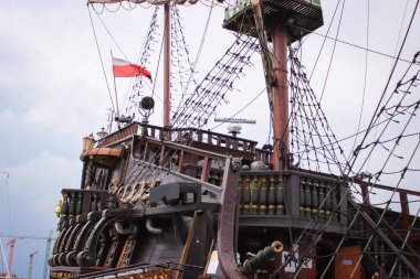 Gdynia, Polonya - 07 Mayıs 2014: Rıhtımda ilginç bir gemi. Gezi gemisi ve restoranı.