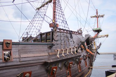 Gdynia, Polonya - 07 Mayıs 2014: Rıhtımda ilginç bir gemi. Gezi gemisi ve restoranı.