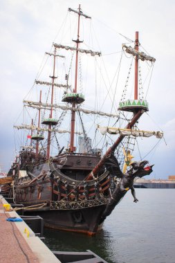 Gdynia, Polonya - 07 Mayıs 2014: Rıhtımda ilginç bir gemi. Gezi gemisi ve restoranı.