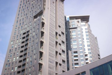 Gdynia, Polonya - 07 Mayıs 2014: Gdynia rıhtımındaki modern gökdelen deniz kuleleri