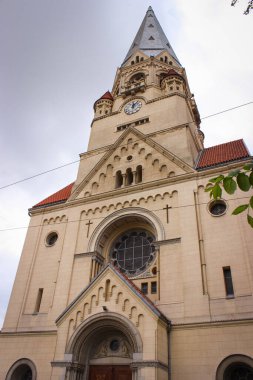 Lodz, Polonya - 07 Mayıs 2014: Lodz 'daki Piotrkowska caddesinde yer alan Augsburg İtirafı' ndan Aziz Mateusz Evanjelik Kilisesi