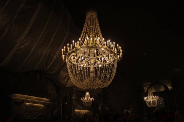 Wieliczka, Polonya - 02 Ekim 2014: Polonya 'daki Unesco dünya mirası. Wieliczka Tuz Madeni. Tuzdan yapılmış göz kamaştırıcı bir avize.