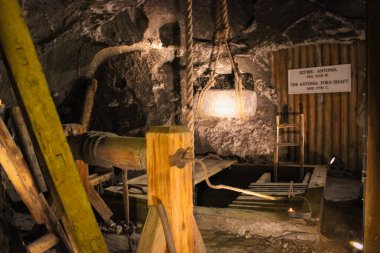 Wieliczka, Polonya - 02 Ekim 2014: Polonya 'daki Unesco dünya mirası. Wieliczka Tuz Madeni. Madenin tahta duvarları
