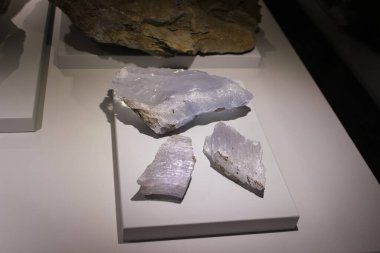 Wieliczka, Polonya - 02 Ekim 2014: Polonya 'daki Unesco dünya mirası. Wieliczka Tuz Madeni. Madenler Müzesi 'nde büyük tuz parçaları.