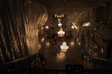 Wieliczka, Polonya - 02 Ekim 2014: Polonya 'daki Unesco dünya mirası. Wieliczka Tuz Madeni. Tuz madeninin içinde büyük bir kilise.