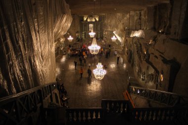 Wieliczka, Polonya - 02 Ekim 2014: Polonya 'daki Unesco dünya mirası. Wieliczka Tuz Madeni. Tuz madeninin içinde büyük bir kilise.