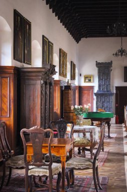 Bojnice, Slovakya - 04 Ekim 2014: 12. yüzyılda inşa edilen romantik ortaçağ şatosunda sandalyeler ve masalar