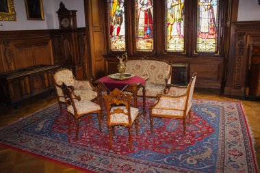 Bojnice, Slovakya - 04 Ekim 2014: 12. yüzyılda inşa edilen romantik ortaçağ şatosunda sandalyeler ve masalar