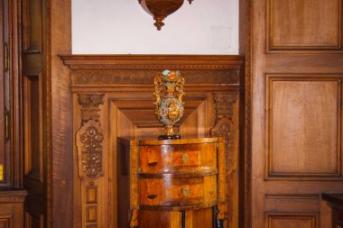 Bojnice, Slovakya - 4 Ekim 2014: 12. yüzyılda inşa edilen romantik ortaçağ şatosunda dolaplar ve dolaplar