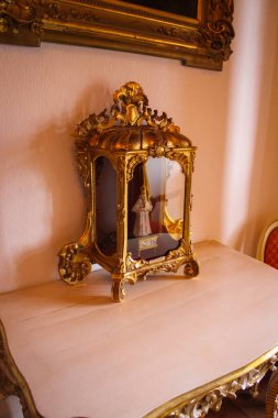 Bojnice, Slovakya - 4 Ekim 2014: 12. yüzyılda inşa edilen romantik ortaçağ şatosunda dolaplar ve dolaplar