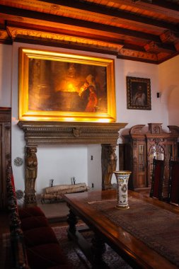 Bojnice, Slovakya - 04 Ekim 2014: 12. yüzyılda inşa edilen romantik ortaçağ şatosunda sandalyeler ve masalar