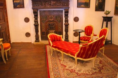 Bojnice, Slovakya - 04 Ekim 2014: 12. yüzyılda inşa edilen romantik ortaçağ şatosunda sandalyeler ve masalar