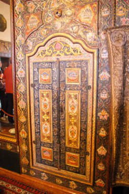 Bojnice, Slovakya - 04 Ekim 2014: Romantik ortaçağ kalesi 12. yüzyılda inşa edildi. Duvara gizlenmiş güzel kapılar.