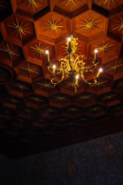 Bojnice, Slovakya - 4 Ekim 2014: 12. yüzyılda inşa edilen romantik ortaçağ şatosundaki avize