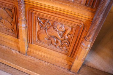 Bojnice, Slovakya - 4 Ekim 2014: Kalenin iç dekorasyonunda hayali ve gerçek hikayeler oymak