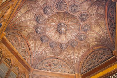 Budapeşte, Macaristan - 06 Ekim 2014: Çok eski binadaki güzel vitray ve ahşap tavanlar