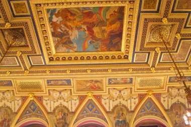 Budapeşte, Macaristan - 09 Ekim 2014: Budapeşte 'deki Andrassy Caddesi' ndeki Alexandra kitapçısının ikinci katındaki bir kitap kafede tavanlar - Lotz Terem