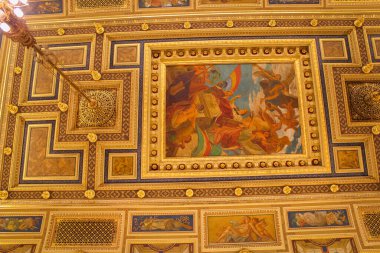 Budapeşte, Macaristan - 09 Ekim 2014: Budapeşte 'deki Andrassy Caddesi' ndeki Alexandra kitapçısının ikinci katındaki bir kitap kafede tavanlar - Lotz Terem