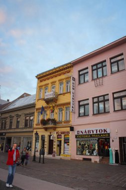 Kosice, Slovakya - 10 Ekim 2014: Eski kasabadaki evlerin cephesi alacakaranlıkta