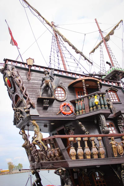 グディニア ポーランド 2014年5月7日 ウォーターフロントの興味深い船 遊覧船とレストラン — ストック写真