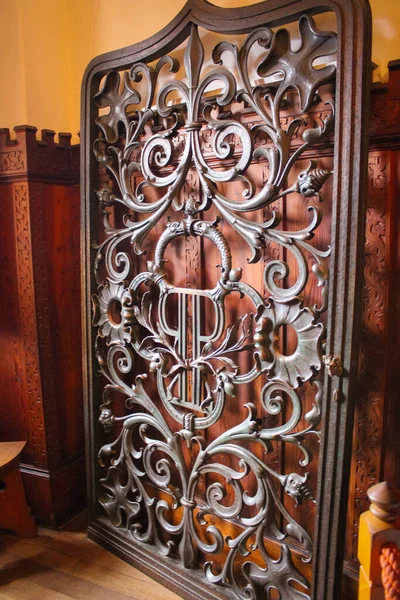 Bojnice, Slovakya - 4 Ekim 2014: 12. yüzyılda inşa edilen romantik ortaçağ şatosunun duvarındaki kapı