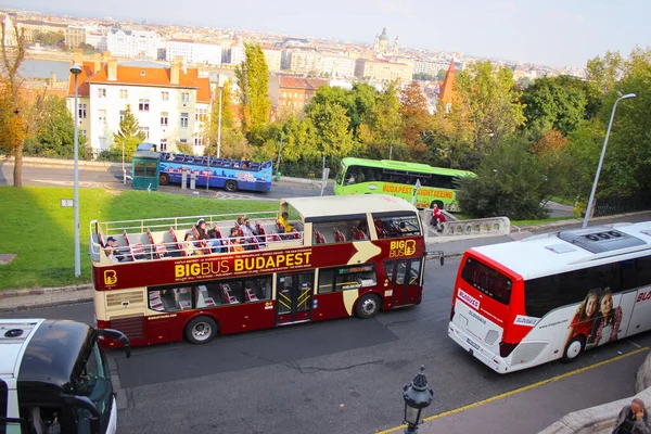 Budapeste Hungria Outubro 2014 Poucos Ônibus Turísticos Perto Das Escadas — Fotografia de Stock