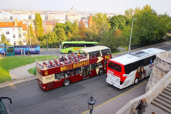 Βουδαπέστη Ουγγαρία Οκτωβρίου 2014 Λίγα Τουριστικά Λεωφορεία Κοντά Στις Σκάλες — Φωτογραφία Αρχείου