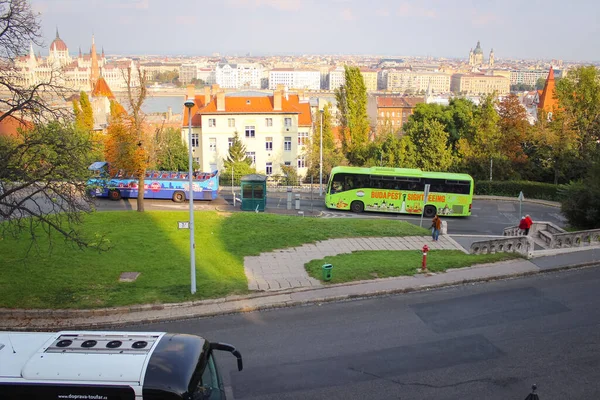 2014年10月6日ハンガリー ブダペスト フィッシャーマンズベース前の階段付近に観光バスは少ない — ストック写真