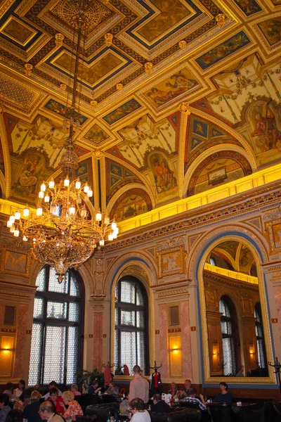 Βουδαπέστη Ουγγαρία Οκτώβριος 2014 Οροφές Ένα Book Cafe Lotz Terem — Φωτογραφία Αρχείου
