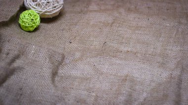 Çuval bezi yaması, keten jüt çuval bezi parçası, Rotang Ball 'lu çuval bezi arka planı.