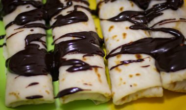 Süzme peynirli ve çikolatalı dört lezzetli ince krep. Fotoğraflar Kapat