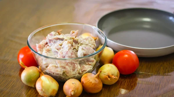 Fleisch Kochen Zwiebeln Und Tomaten Tanzen Die Pfanne Dann Erscheint — Stockfoto