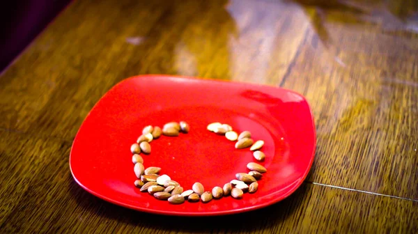 Los Granos Almendras Fritas Colocan Una Placa Roja Forma Círculo — Foto de Stock