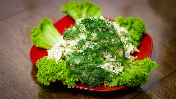 İçindekilerle pişirilmiş salata: haşlanmış tavuk yumurtası ve füme göğüs, peynir, salatalık turşusu, soğan ve maydanoz, salata yaprakları, tuz, karabiber, mayonez..