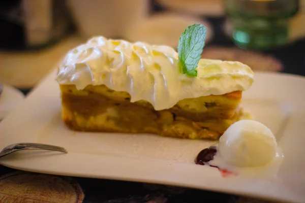 Het Een Heerlijk Dessert Warme Appeltaart Bedekt Met Slagroom Met — Stockfoto