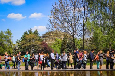 Wroclaw, Polonya - 03 Mayıs 2015: UNESCO 'nun dünya mirası sahasına kazınmış, şehir hayvanat bahçesindeki arka plandaki Centennial Hall' daki kuyruk insanları