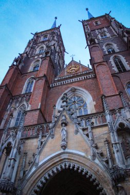 Wroclaw, Polonya 'daki Aziz John Katolik Katedrali. Neo-Gotik ilaveli Gotik Kilise