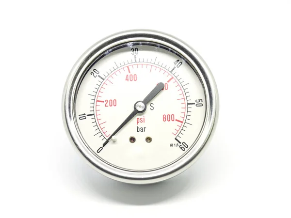 Nahaufnahme eines Hochdruck-Manometers auf weißem Hintergrund. — Stockfoto