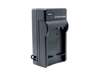 Beyaz zemin üzerinde pil şarj edici.