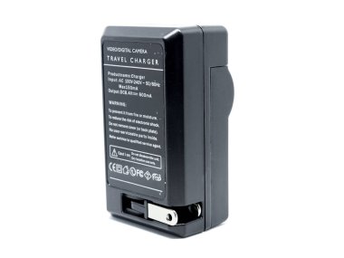 Beyaz zemin üzerinde pil şarj edici.