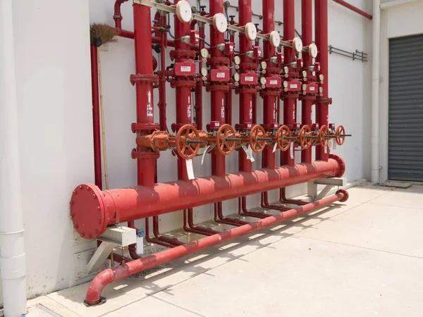 Sistema de tubulação de abastecimento de água de combate a incêndio . — Fotografia de Stock