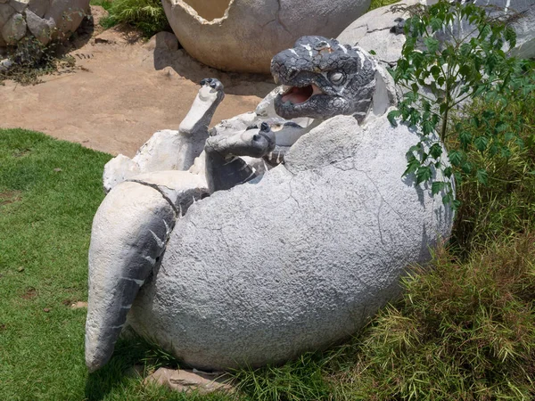 Dinosaurier-Statue im Freizeitpark — Stockfoto