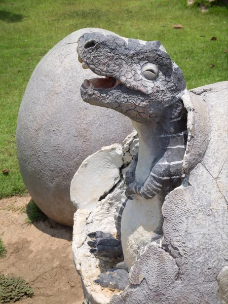 Dinosaurie staty i nöjesparken — Stockfoto
