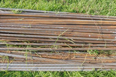 Demir yığını çimenlerin üzerinde.